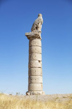 Karakus Tumulus (Anıt Mezar). Tumulus inşaatı, Commagene Kraliyet Ailesi 'nin bir anıt mezarıdır. (M.Ö. I.Yüzyıl.)