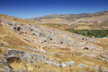 Pirin Harabeleri 'nin havadan görünüşü. Perre antik kenti, daha sonra Roma İmparatorluğu 'nun önemli bir yerel merkezi olan Commagene Kingdom' ın küçük bir kasabasıdır. Küçük bir kasaba ve mezarlık. Adiyaman. Türkiye