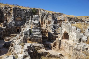 Pirin Harabeleri 'nin havadan görünüşü. Perre antik kenti, daha sonra Roma İmparatorluğu 'nun önemli bir yerel merkezi olan Commagene Kingdom' ın küçük bir kasabasıdır. Küçük bir kasaba ve mezarlık. Adiyaman. Türkiye