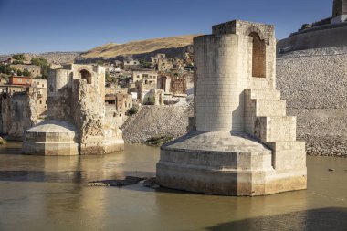 Türkiye 'nin Hasankeyf kentindeki Eski Dicle Köprüsü, Kalesi ve minarenin panoramik manzarası. Batman, Mardin Eyaleti