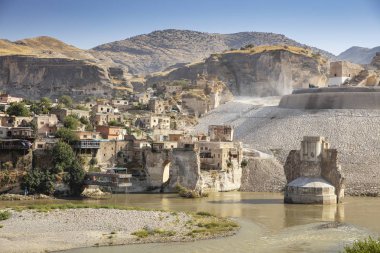 Türkiye 'nin Hasankeyf kentindeki Eski Dicle Köprüsü, Kalesi ve minarenin panoramik manzarası. Batman, Mardin Eyaleti