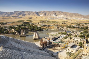 Türkiye 'nin Hasankeyf kentindeki Eski Dicle Köprüsü, Kalesi ve minarenin panoramik manzarası. Batman, Mardin Eyaleti