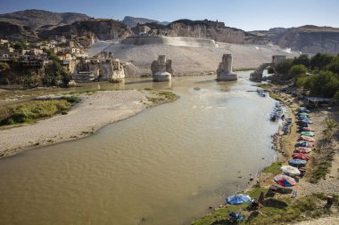 Türkiye 'nin Hasankeyf kentindeki Eski Dicle Köprüsü, Kalesi ve minarenin panoramik manzarası. Batman, Mardin Eyaleti