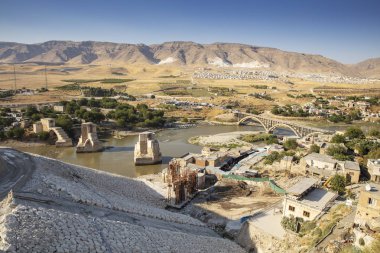 Türkiye 'nin Hasankeyf kentindeki Eski Dicle Köprüsü, Kalesi ve minarenin panoramik manzarası. Batman, Mardin Eyaleti