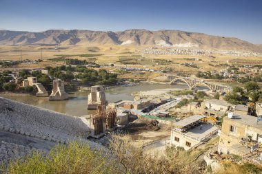 Türkiye 'nin Hasankeyf kentindeki Eski Dicle Köprüsü, Kalesi ve minarenin panoramik manzarası. Batman, Mardin Eyaleti