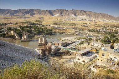 Türkiye 'nin Hasankeyf kentindeki Eski Dicle Köprüsü, Kalesi ve minarenin panoramik manzarası. Batman, Mardin Eyaleti