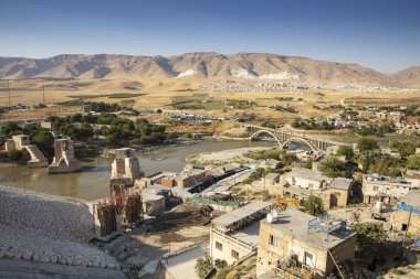 Türkiye 'nin Hasankeyf kentindeki Eski Dicle Köprüsü, Kalesi ve minarenin panoramik manzarası. Batman, Mardin Eyaleti