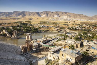 Türkiye 'nin Hasankeyf kentindeki Eski Dicle Köprüsü, Kalesi ve minarenin panoramik manzarası. Batman, Mardin Eyaleti