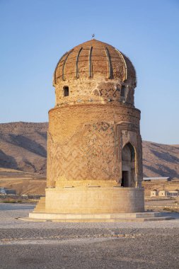 Türkiye 'nin Hasankeyf kentindeki Eski Dicle Köprüsü, Kalesi ve minarenin panoramik manzarası. Batman, Mardin Eyaleti