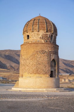 Türkiye 'nin Hasankeyf kentindeki Eski Dicle Köprüsü, Kalesi ve minarenin panoramik manzarası. Batman, Mardin Eyaleti