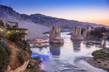 Türkiye 'nin Hasankeyf kentindeki Eski Dicle Köprüsü, Kalesi ve minarenin panoramik manzarası. Batman, Mardin Eyaleti