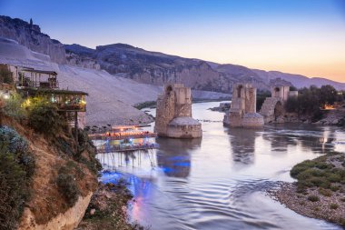 Türkiye 'nin Hasankeyf kentindeki Eski Dicle Köprüsü, Kalesi ve minarenin panoramik manzarası. Batman, Mardin Eyaleti