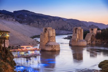 Türkiye 'nin Hasankeyf kentindeki Eski Dicle Köprüsü, Kalesi ve minarenin panoramik manzarası. Batman, Mardin Eyaleti