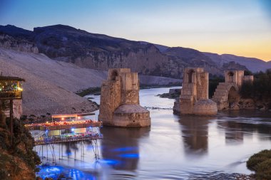 Türkiye 'nin Hasankeyf kentindeki Eski Dicle Köprüsü, Kalesi ve minarenin panoramik manzarası. Batman, Mardin Eyaleti