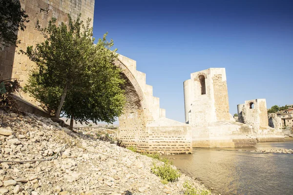 Panoramiczny Widok Most Starego Tygrysa Zamek Minaret Mieście Hasankeyf Turcja — Zdjęcie stockowe