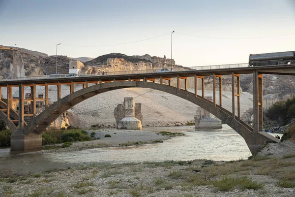 Panoramatický Výhled Starý Most Tigris Hrad Minaret Městě Hasankeyf Turecko — Stock fotografie