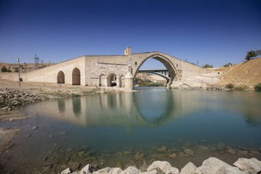 Hindi. Batman Nehri üzerindeki Malabadi Köprüsü (Mardin Timurtas tarafından 1146-1147))