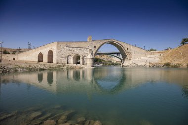 Hindi. Batman Nehri üzerindeki Malabadi Köprüsü (Mardin Timurtas tarafından 1146-1147))