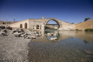 Hindi. Batman Nehri üzerindeki Malabadi Köprüsü (Mardin Timurtas tarafından 1146-1147))