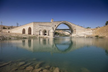 Hindi. Batman Nehri üzerindeki Malabadi Köprüsü (Mardin Timurtas tarafından 1146-1147))