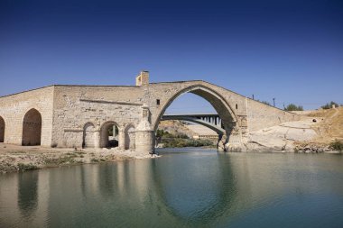 Hindi. Batman Nehri üzerindeki Malabadi Köprüsü (Mardin Timurtas tarafından 1146-1147))