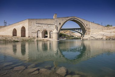 Hindi. Batman Nehri üzerindeki Malabadi Köprüsü (Mardin Timurtas tarafından 1146-1147))