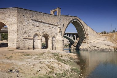 Hindi. Batman Nehri üzerindeki Malabadi Köprüsü (Mardin Timurtas tarafından 1146-1147))