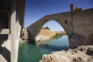 Hindi. Batman Nehri üzerindeki Malabadi Köprüsü (Mardin Timurtas tarafından 1146-1147))