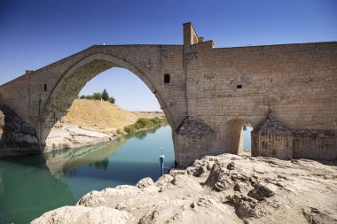Hindi. Batman Nehri üzerindeki Malabadi Köprüsü (Mardin Timurtas tarafından 1146-1147))