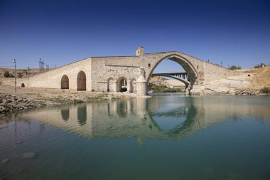 Hindi. Batman Nehri üzerindeki Malabadi Köprüsü (Mardin Timurtas tarafından 1146-1147))