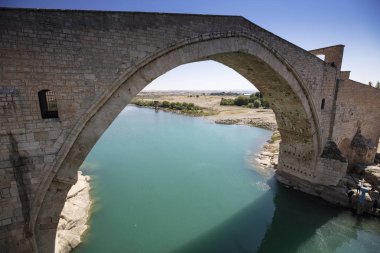 Hindi. Batman Nehri üzerindeki Malabadi Köprüsü (Mardin Timurtas tarafından 1146-1147))