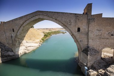 Hindi. Batman Nehri üzerindeki Malabadi Köprüsü (Mardin Timurtas tarafından 1146-1147))