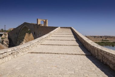 Hindi. Batman Nehri üzerindeki Malabadi Köprüsü (Mardin Timurtas tarafından 1146-1147))