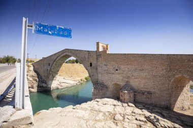 Hindi. Batman Nehri üzerindeki Malabadi Köprüsü (Mardin Timurtas tarafından 1146-1147))