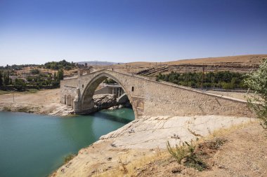 Hindi. Batman Nehri üzerindeki Malabadi Köprüsü (Mardin Timurtas tarafından 1146-1147))