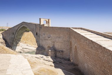 Hindi. Batman Nehri üzerindeki Malabadi Köprüsü (Mardin Timurtas tarafından 1146-1147))