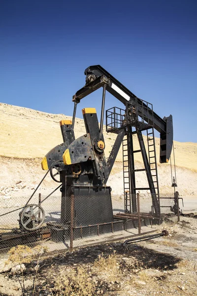 砂漠油田の石油掘削区 地面からの原油生産 油田の請負業者だオイルドリルリグとポンプジャック 石油生産 天然ガス Ngl 添加物 — ストック写真