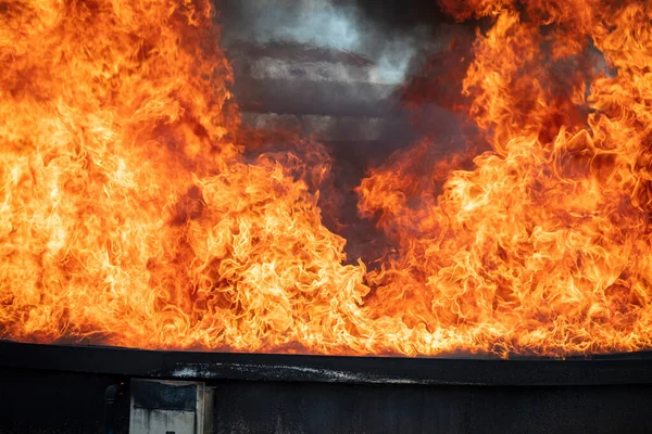 Pompier Utilisant Eau Extincteur Pour Lutter Contre Flamme Dans Une — Photo