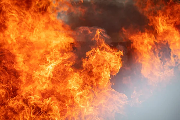 Bombero Que Utiliza Agua Extintor Para Luchar Con Llama Fuego — Foto de Stock