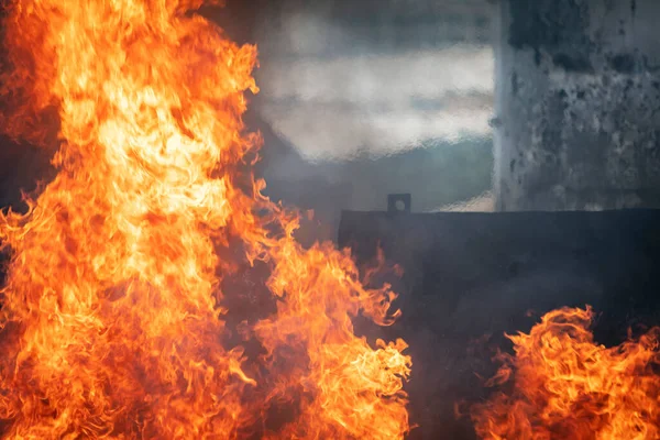 Bombero Que Utiliza Agua Extintor Para Luchar Con Llama Fuego — Foto de Stock
