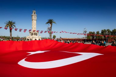 İzmir Saat Kulesi 'nde Türk Bayrağıyla Yurtsever Toplantısı