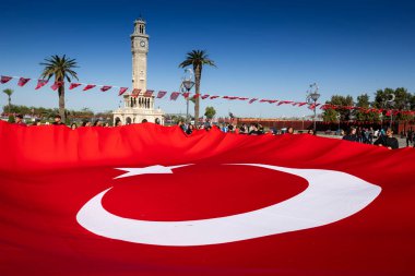 İzmir Saat Kulesi 'nde Türk Bayrağıyla Yurtsever Toplantısı