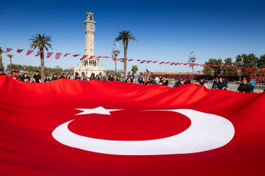 İzmir Saat Kulesi 'nde Türk Bayrağıyla Yurtsever Toplantısı