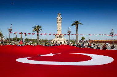 İzmir Saat Kulesi 'nde Türk Bayrağıyla Yurtsever Toplantısı