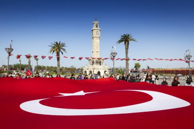 İzmir Saat Kulesi 'nde Türk Bayrağıyla Yurtsever Toplantısı