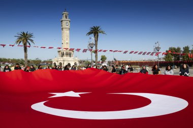 İzmir Saat Kulesi 'nde Türk Bayrağıyla Yurtsever Toplantısı