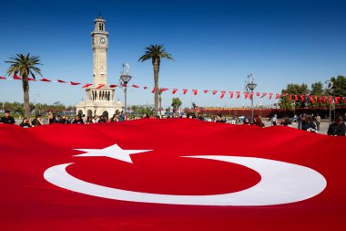 İzmir Saat Kulesi 'nde Türk Bayrağıyla Yurtsever Toplantısı