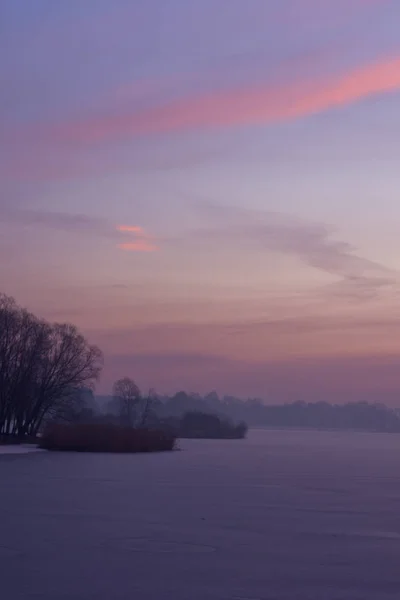 Gölde kış gündoğumu