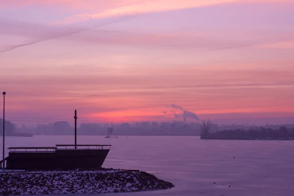 tekne ile kış gündoğumu