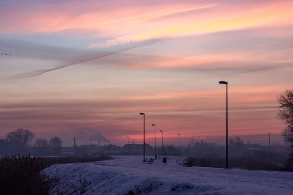 Renkli Kış gündoğumu göle